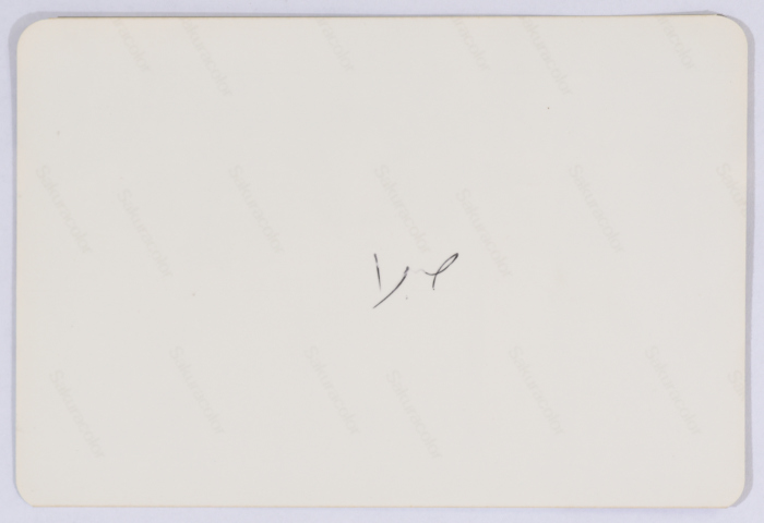 سوق الخضار في مخيم صبرا للاجئين ويظهر جامع الدنا الى اليمين