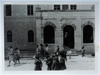 أحد مباني مدرسة الفرندز