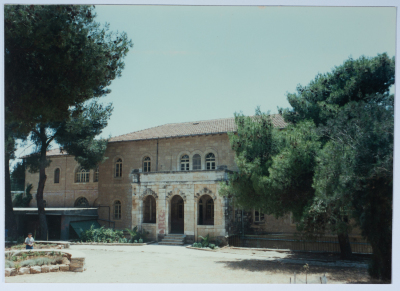 أحد مباني مدرسة الفرندز