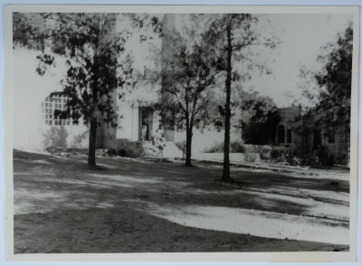 ساحة أحد المباني التابعة لمدرسة الفرندز