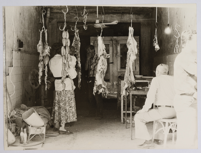 محل جِزارة داخل مخيم شاتيلا للاجئين