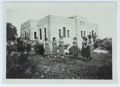 مجموعة من طالبات مدرسة الفرندز