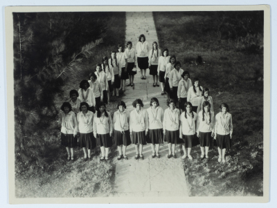 مجموعة من طالبات مدرسة الفرندز