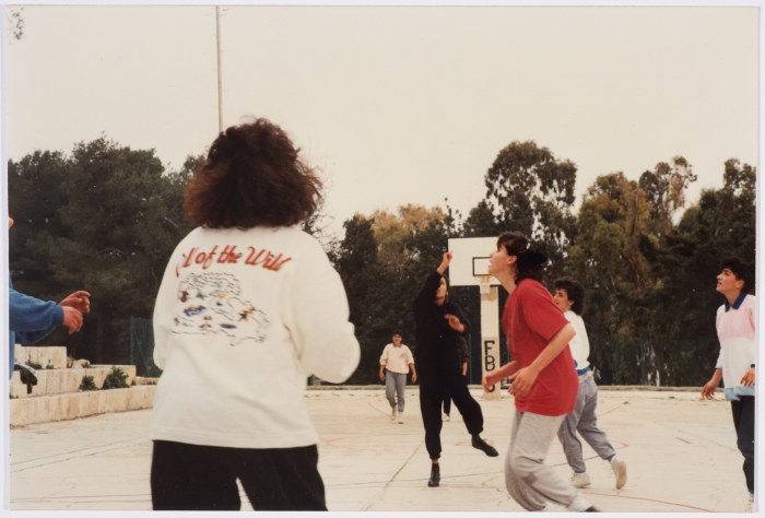 طلاب من مدرسة الفرندز في رام الله أثناء ممارسة الرياضة واللعب في ساحات المدرسة