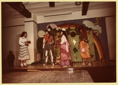 أحد العروض المسرحية لمدرسة الفرندز، رام الله، 1983

