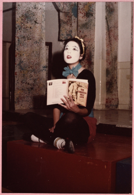 من أحد العروض المسرحية التي أقيمت في مدرسة الفرندز
