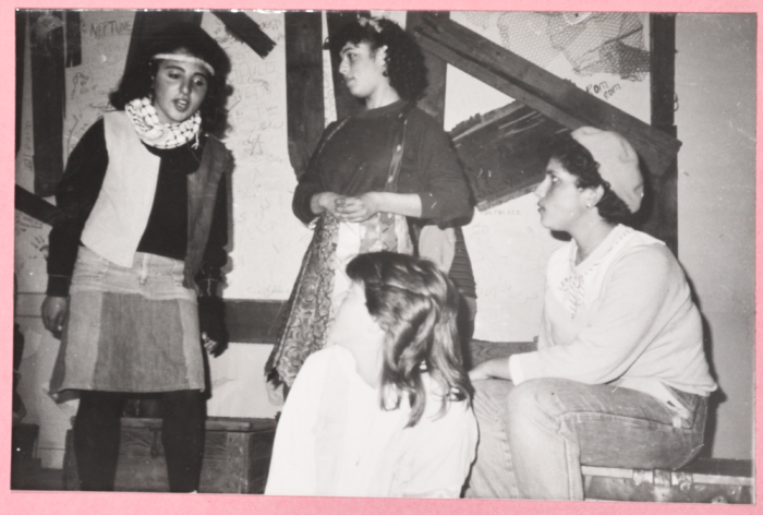 من أحد العروض المسرحية التي أقيمت في مدرسة الفرندز
