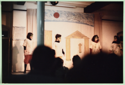 من أحد العروض المسرحية التي أقيمت في مدرسة الفرندز
