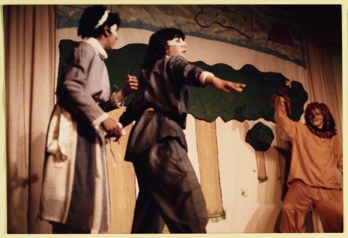 من أحد العروض المسرحية التي أقيمت في مدرسة الفرندز
