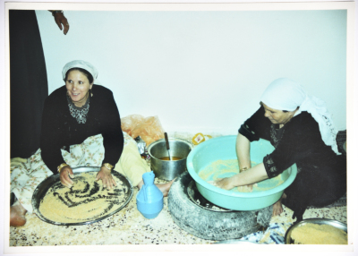 سيدات يقمن بتحضير الطعام