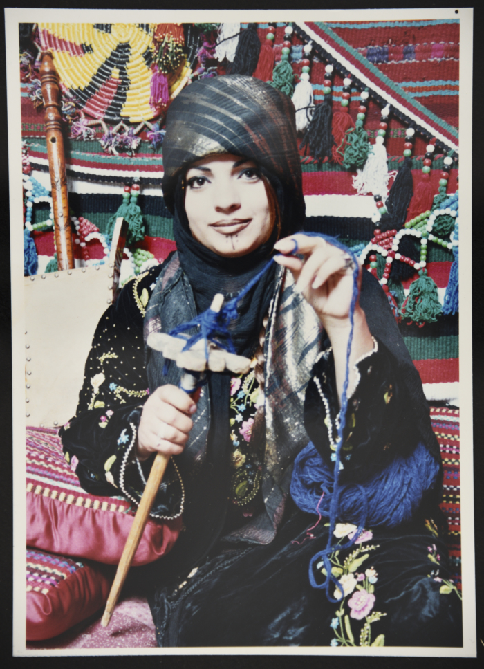 شابة ترتدي زي تقليدي فلسطيني