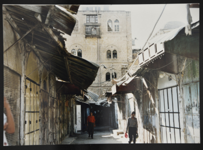 "صورة للطريق المؤدي إلى الحرم الإبراهيمي في البلدة القديمة في الخليل"، 1990 - 1999