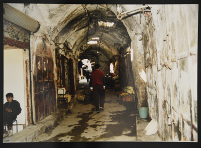 "صورة من سوق البلدة القديمة في الخليل"، 1990 - 1999