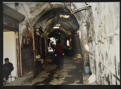 "صورة من سوق البلدة القديمة في الخليل"، 1990 - 1999