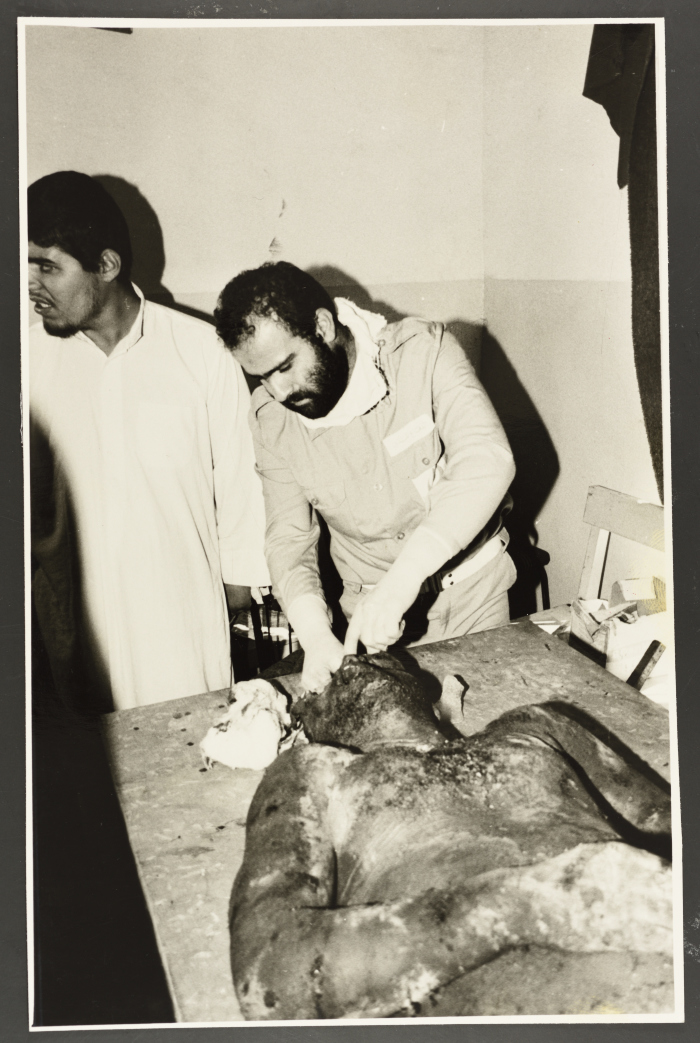 مسعف يتفحص جثمان شهيد، مخيم عين الحلوة، 1982