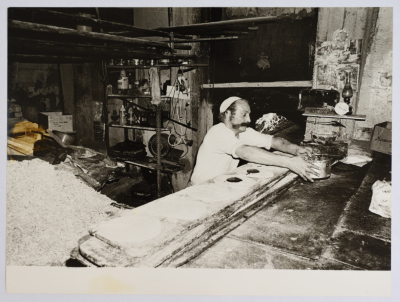 أحد الأَفْرَان داخل مخيم شاتيلا للاجئين 