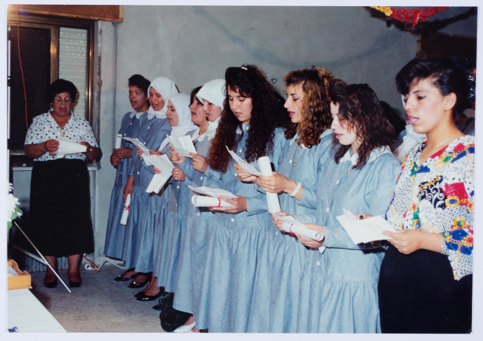 تسليم شهادة التخرج للطالبات في دورة الخياطين في جمعية مخيم قلنديا النسائية التعاونية