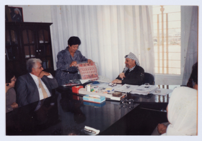 زيارة وفد من جمعية مخيم قلنديا النسائية التعاونية للرئيس ياسر عرفات في قطاع غزة عام 1994