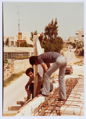 مراحل تطور بناء جمعية مخيم قلنديا النسائية التعاونية منذ نشأتها سنة 1958