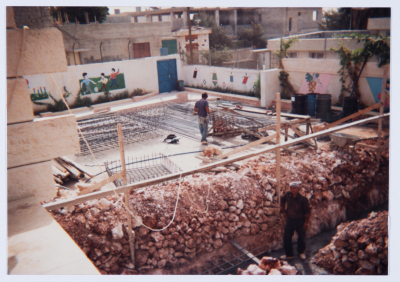 مراحل تطور بناء جمعية مخيم قلنديا النسائية التعاونية منذ نشأتها سنة 1958