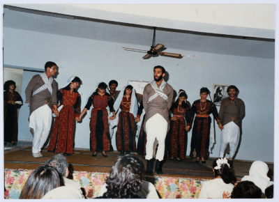 عرض دبكة شعبية في جمعية مخيم قلنديا النسائية التعاونية