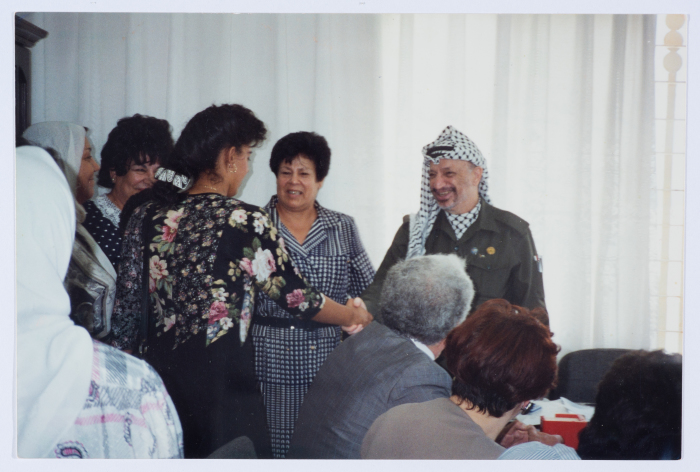 زيارة وفد من جمعية مخيم قلنديا النسائية التعاونية للرئيس ياسر عرفات في قطاع غزة عام 1994