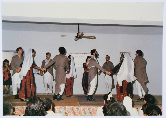 عرض دبكة شعبية في جمعية مخيم قلنديا النسائية التعاونية