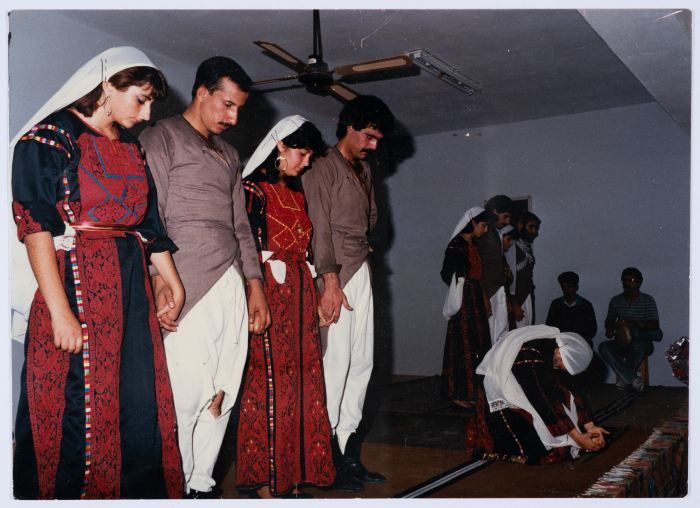 عرض دبكة شعبية في جمعية مخيم قلنديا النسائية التعاونية