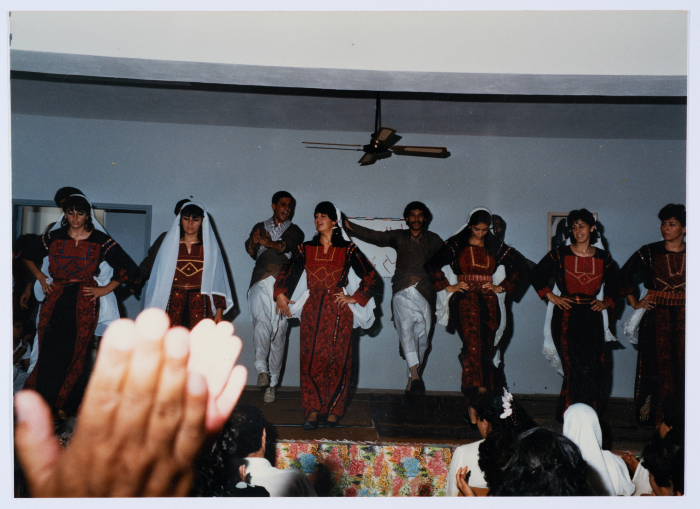 عرض دبكة شعبية في جمعية مخيم قلنديا النسائية التعاونية