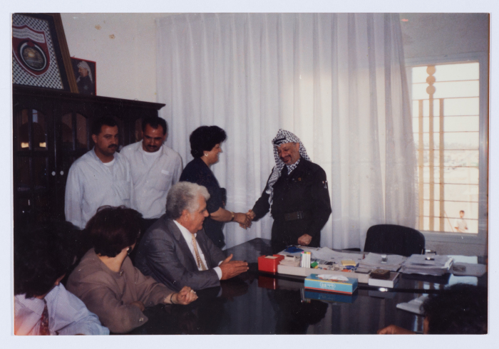 زيارة وفد من جمعية مخيم قلنديا النسائية التعاونية للرئيس ياسر عرفات في قطاع غزة عام 1994