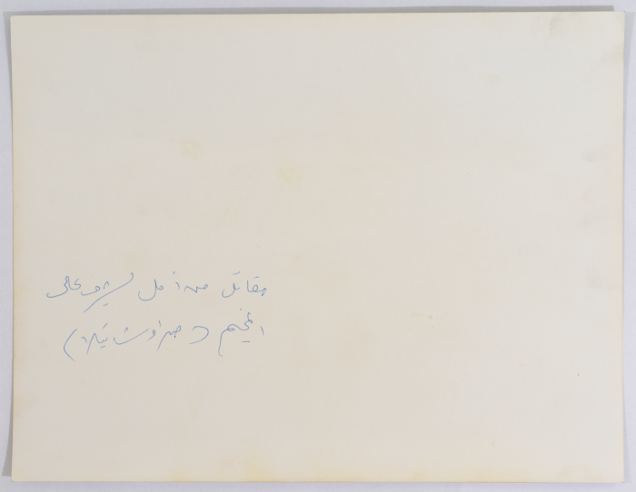 مُقاتِل من حركة أمل يُشرف على مخيم شاتيلا للاجئيين من أحد المباني المرتفعة المحيطة بالمخيم 