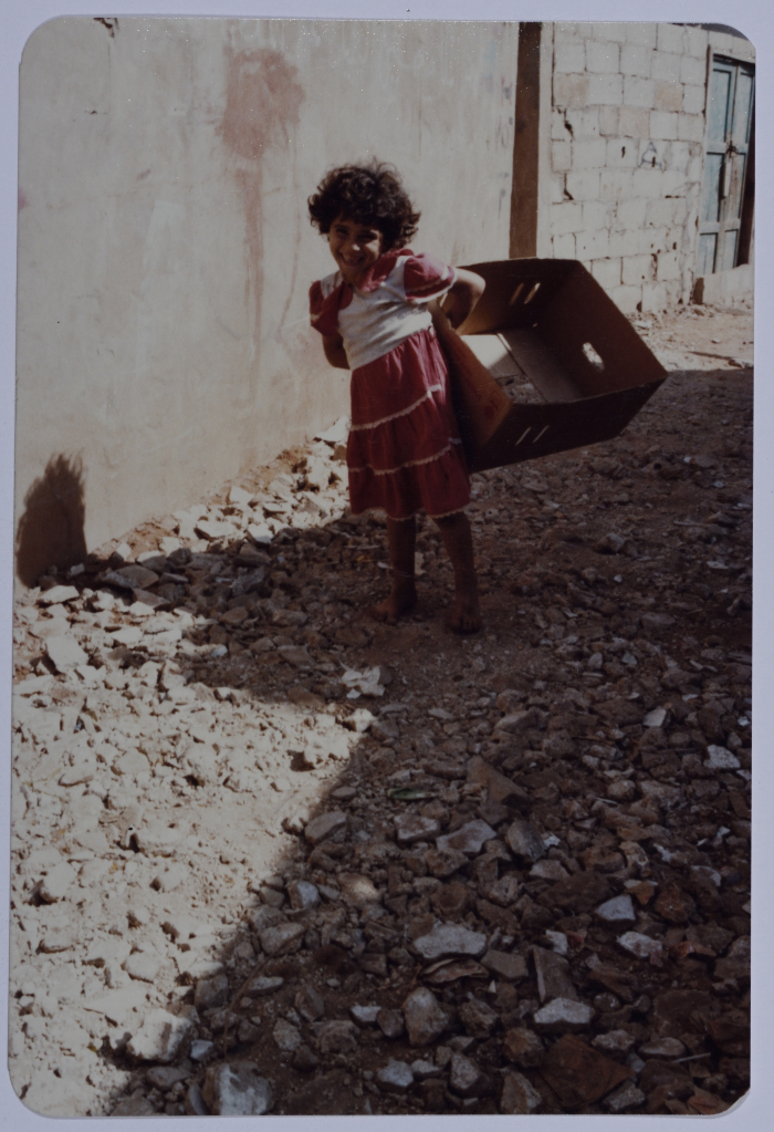 طفلة، حي صبرا، 1980- 1989