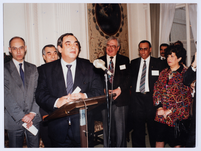 مشاركة جمعية مخيم قلنديا النسائية التعاونية في معرض للتطريز الفلسطيني في بريطانيا 1993