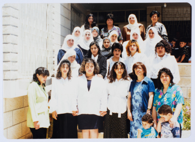 مشاركة جمعية مخيم قلنديا النسائية التعاونية في دورة فن قص الشعر والتجميل 