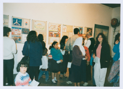 مشاركة أطفال  جمعية مخيم قلنديا النسائية التعاونية في معرض للفنون التشكيلية 1990