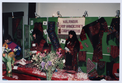 مشاركة جمعية مخيم قلنديا النسائية التعاونية في معرض للتطريز الفلسطيني في بريطانيا 1993
