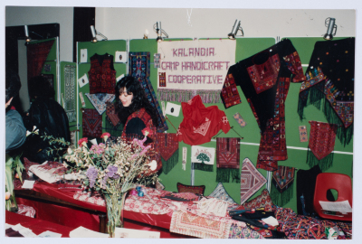 مشاركة جمعية مخيم قلنديا النسائية التعاونية في معرض للتطريز الفلسطيني في بريطانيا 1993