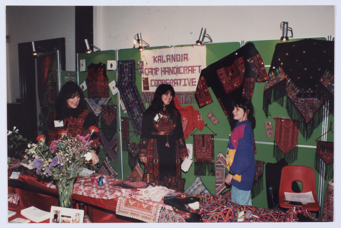 مشاركة جمعية مخيم قلنديا النسائية التعاونية في معرض للتطريز الفلسطيني في بريطانيا 1993