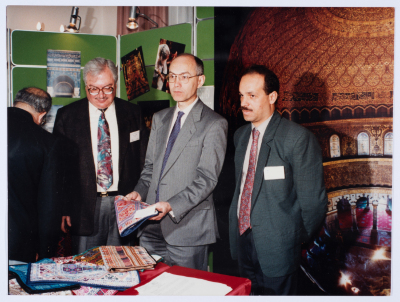 مشاركة جمعية مخيم قلنديا النسائية التعاونية في معرض للتطريز الفلسطيني في بريطانيا 1993