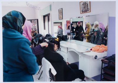 مشاركة جمعية مخيم قلنديا النسائية التعاونية في دورة فن قص الشعر والتجميل 