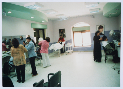 مشاركة جمعية مخيم قلنديا النسائية التعاونية في دورة فن قص الشعر والتجميل 