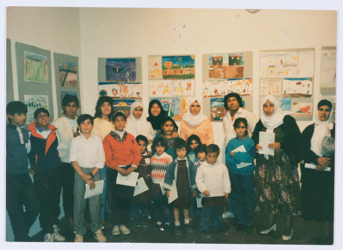 مشاركة أطفال  جمعية مخيم قلنديا النسائية التعاونية في معرض للفنون التشكيلية 1990