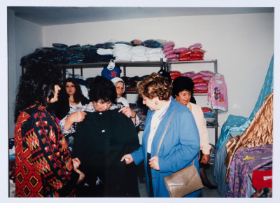 زيارة السيدة انتصار الوزير "ام جهاد" لمقر جمعية مخيم قلنديا النسائية التعاونية 1996