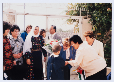 زيارة السيدة انتصار الوزير "ام جهاد" لمقر جمعية مخيم قلنديا النسائية التعاونية 1996