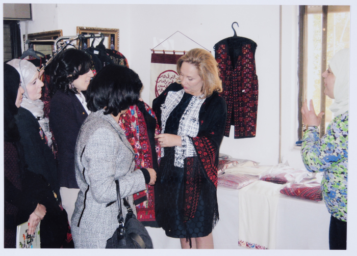 زيارة زوجة الرئيس التشيلي لمقر جمعية مخيم قلنديا النسائية التعاونية 2011