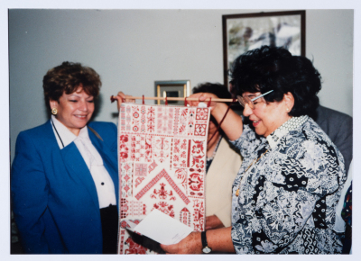 زيارة السيدة انتصار الوزير "ام جهاد" لمقر جمعية مخيم قلنديا النسائية التعاونية 1996