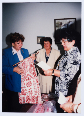 زيارة السيدة انتصار الوزير "ام جهاد" لمقر جمعية مخيم قلنديا النسائية التعاونية 1996