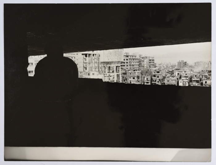 مُقاتِل من حركة أمل يُشرف على مخيم شاتيلا للاجئيين من أحد المباني المرتفعة المحيطة بالمخيم 