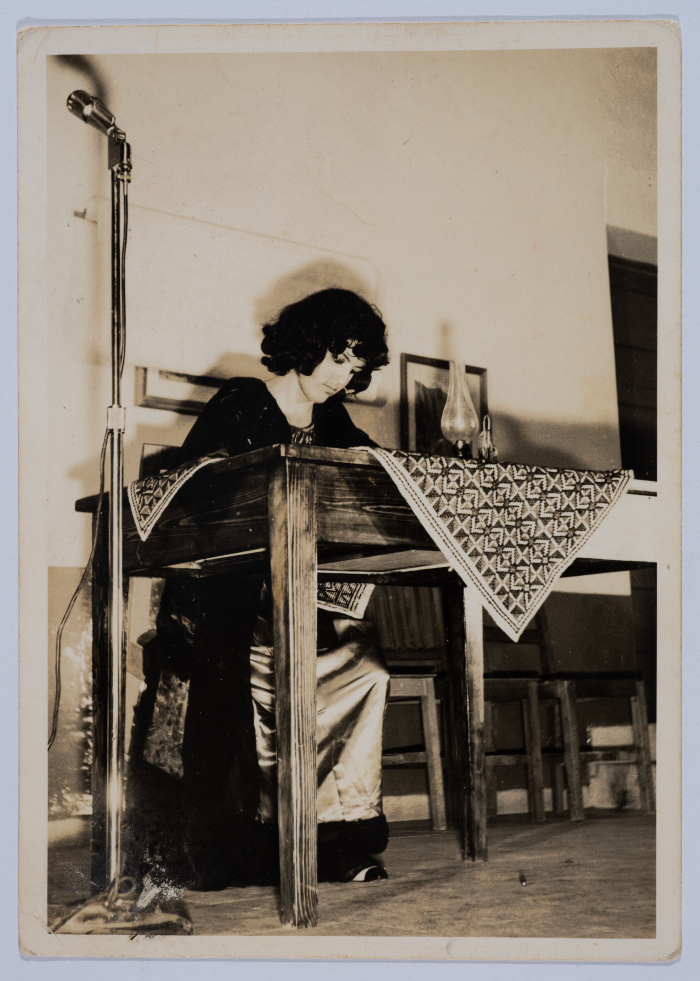 مشاركة جمعية مخيم قلنديا النسائية التعاونية في إحدى العروض الفنية