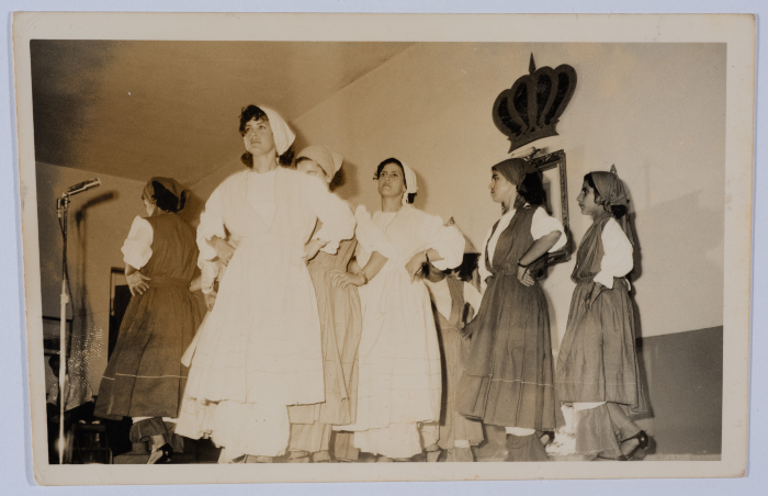 مشاركة جمعية مخيم قلنديا النسائية التعاونية في إحدى العروض الفنية